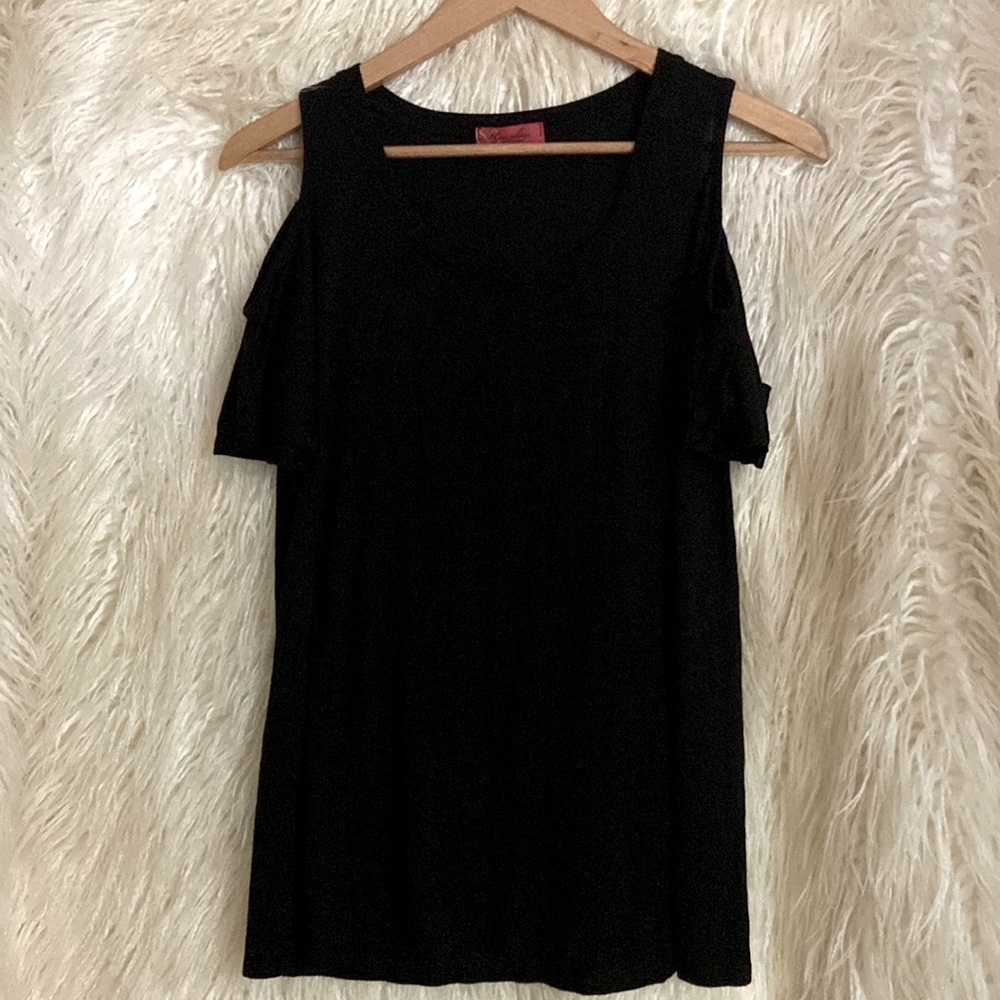 Hourglass Lilly shoulder peek a boo shirt in size medium.